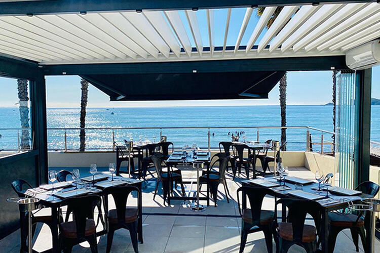 Profitez d'une terrasse face à la mer pour déguster un bon repas de fruits de mer au restaurant Seaquest à la Ciotat