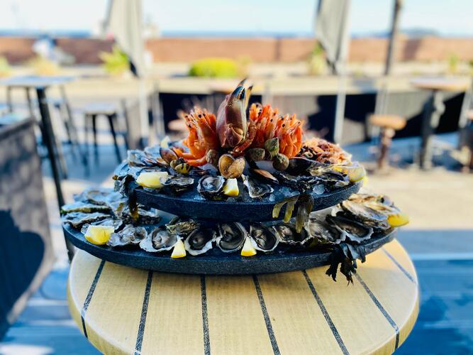 Savourez un plateau d'huitres ou de coquillages sur la terrasse panoramique du restaurant Seaquest à la Ciotat